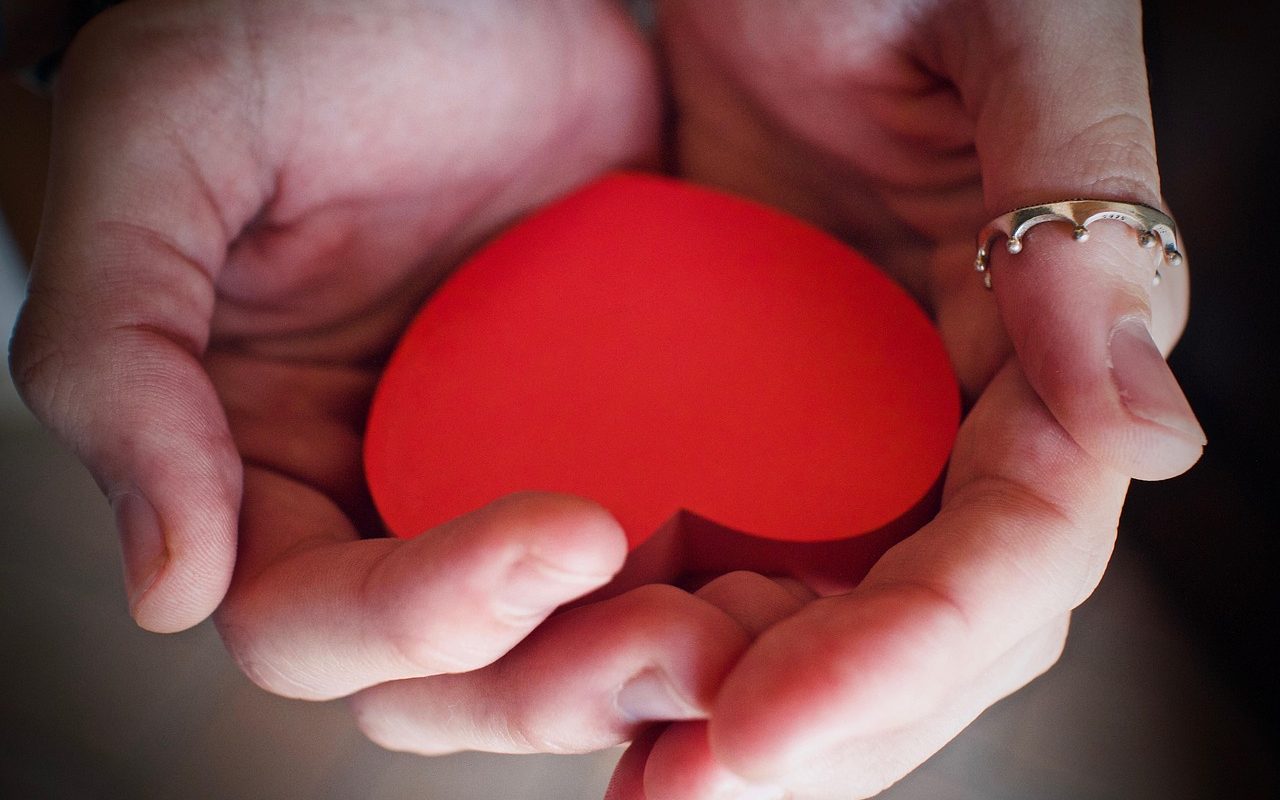 a pune mâna pe inimă