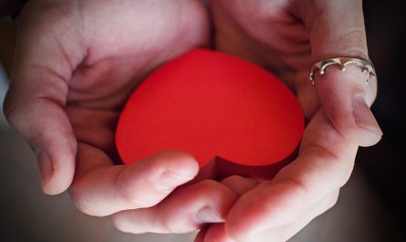 a pune mâna pe inimă