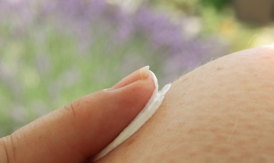 Loțiunea de corp cu uree: ce este, care sunt beneficiile și cum se folosește